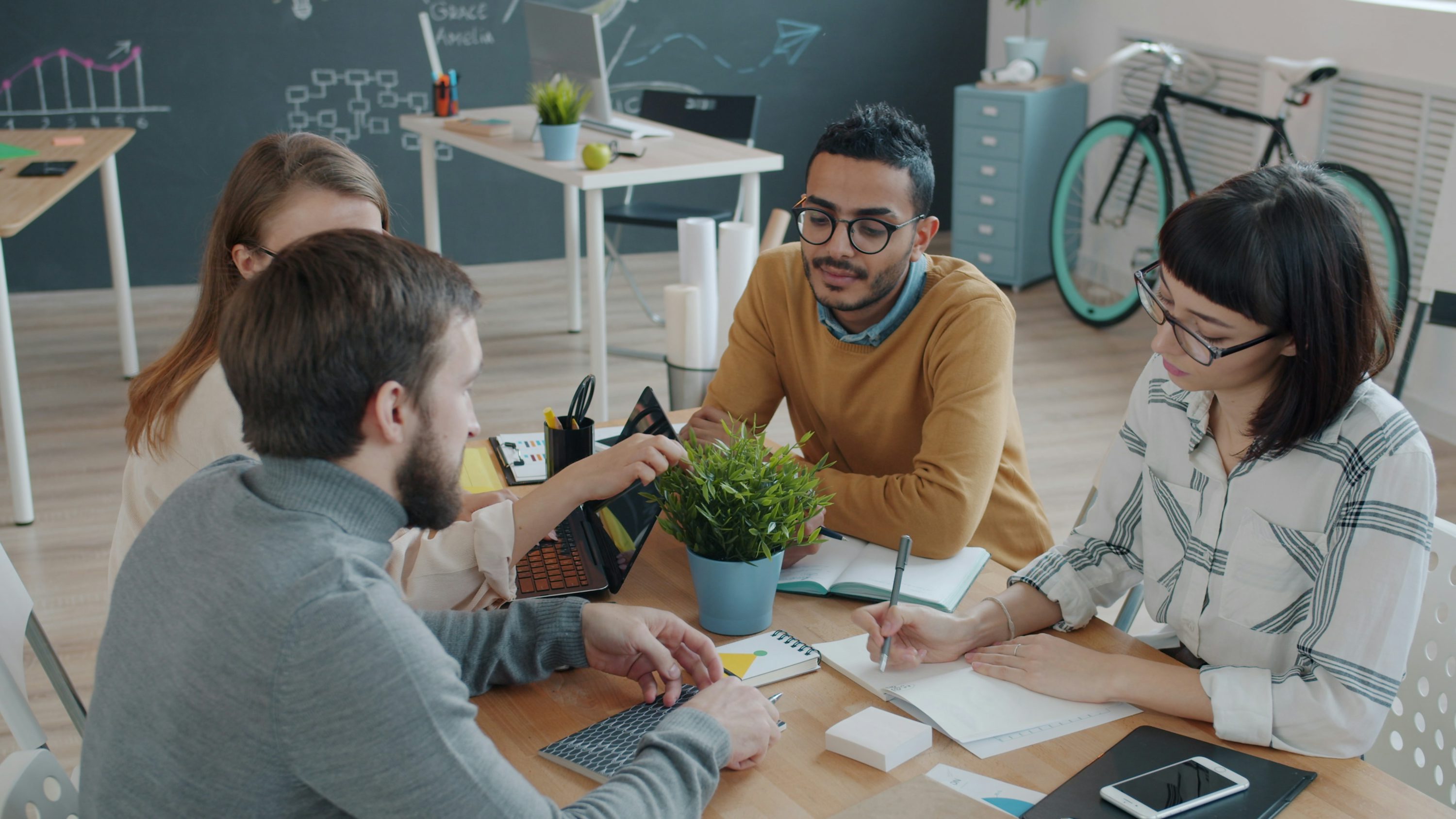 Equipe reunida analisando indicadores em uma parceria consultiva